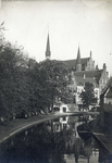 40035 Gezicht op de Oudegracht te Utrecht, met op de achtergrond de St.-Martinuskerk (Oudegracht 401).